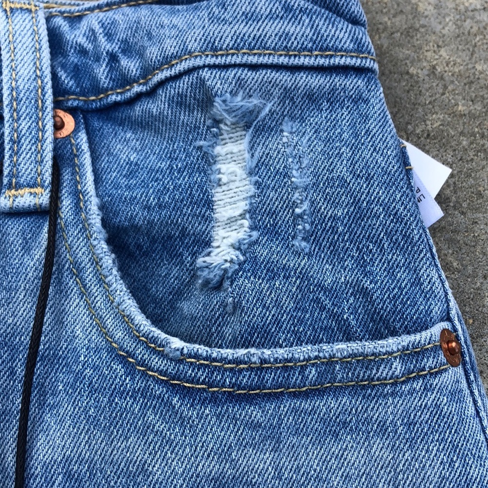 NWT Levi’s Premium Ribcage Ripped Jean Shorts 25 - Picture 3 of 6